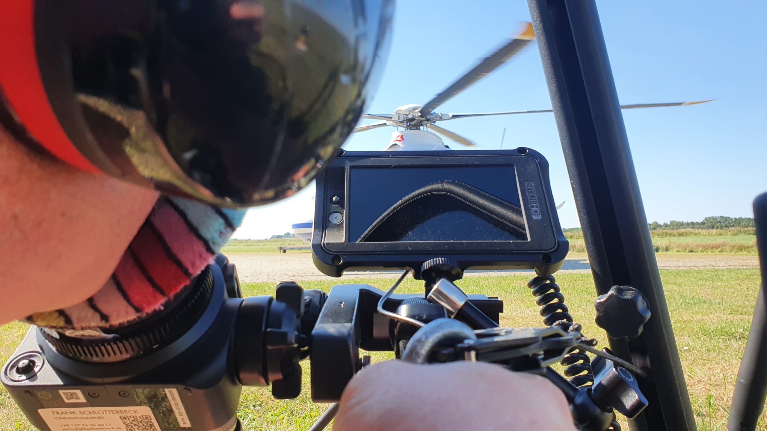 Foto von einem Kameramann, der einen Helikopter von Zoll Medical aufnimmt.