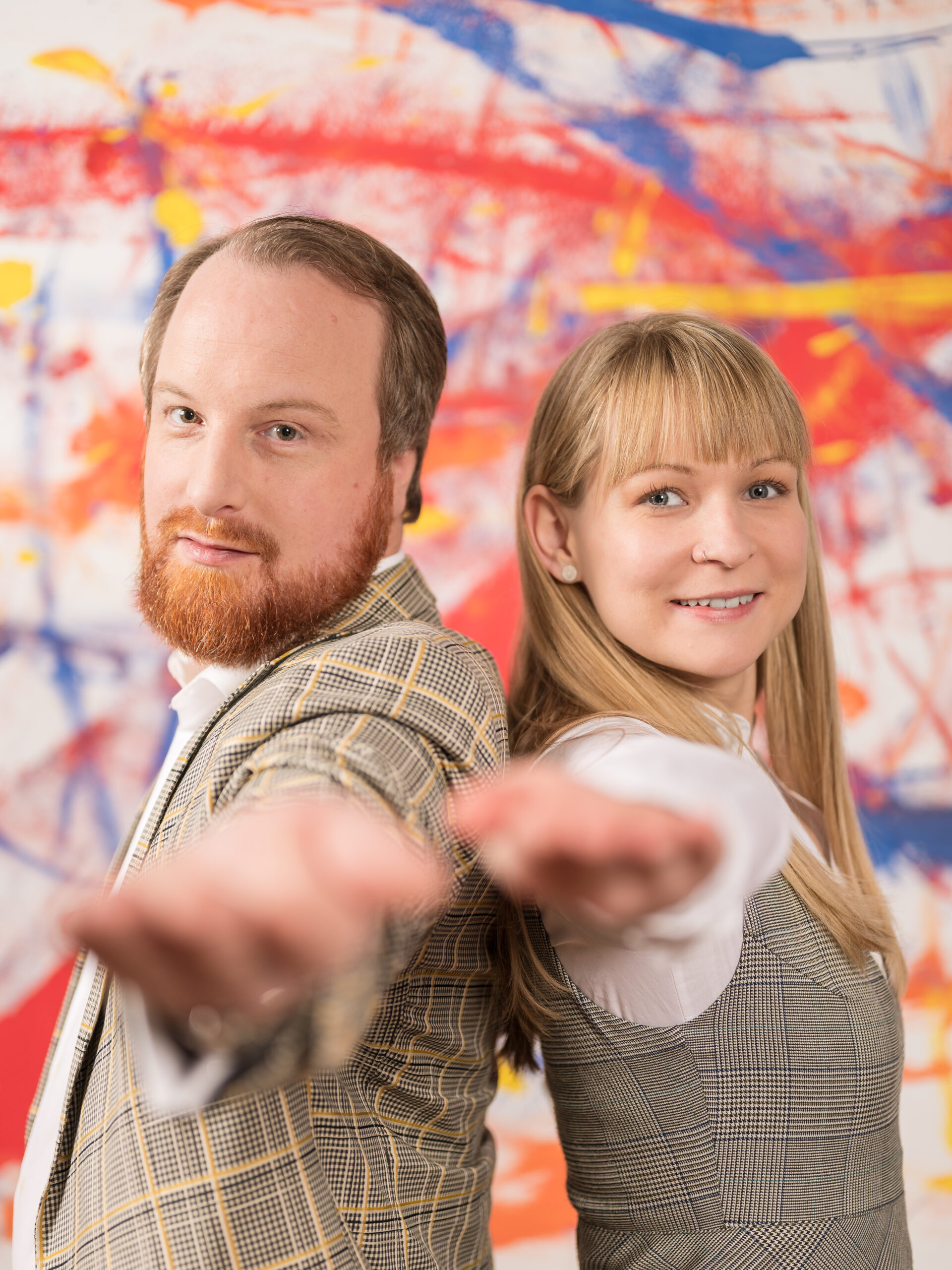 Tobias Weber und Natalie Driesnack Tobias Weber, Creative director und Natalie Driesnack creative producer von format:c live communication GmbH strecken die Hand aus.